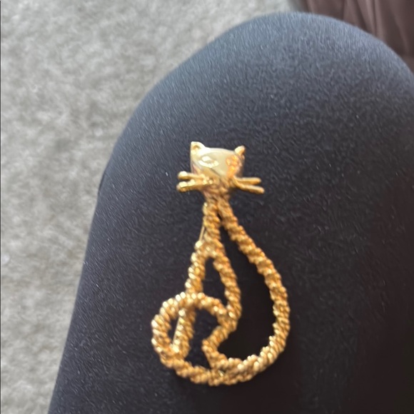 Accessories - Elegant Gold Cat Brooch